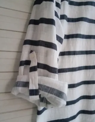 Camisa de rayas blanca y azul marino talla mediana