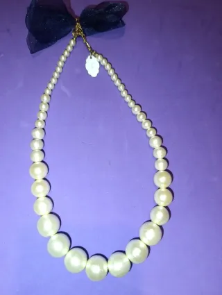 Collar de perlas blancas con lazo negro
