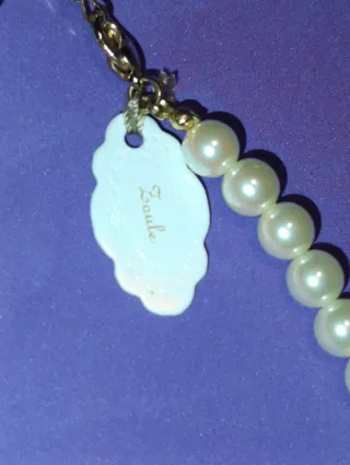 Collar de perlas blancas con lazo negro