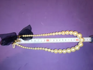 Collar de perlas blancas con lazo negro