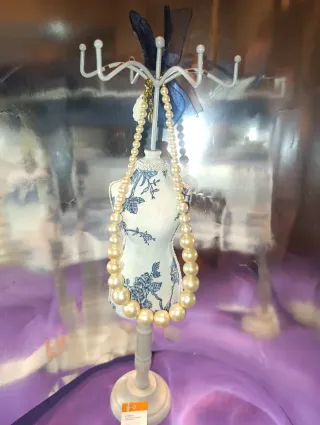 Collar de perlas blancas con lazo negro