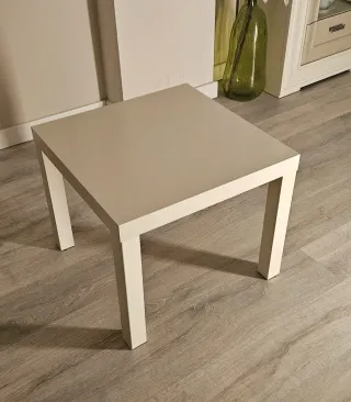 Mesa auxiliar cuadrada blanca