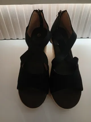 Sandalias cuña negras y beige sin estrenar