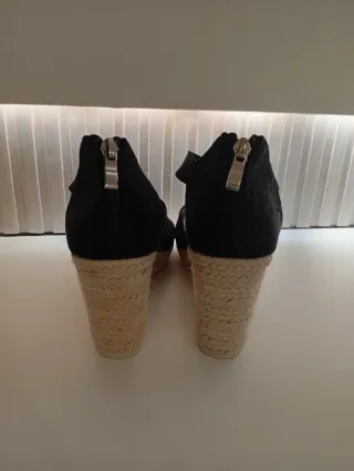Sandalias cuña negras y beige sin estrenar