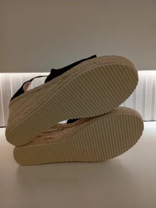 Sandalias cuña negras y beige sin estrenar