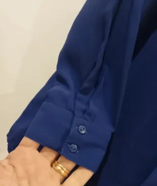 Camisa color entre violeta fuerte y azul electrico