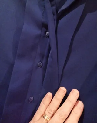 Camisa color entre violeta fuerte y azul electrico