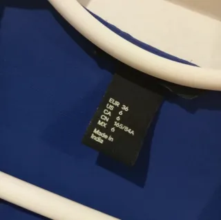 Camisa color entre violeta fuerte y azul electrico