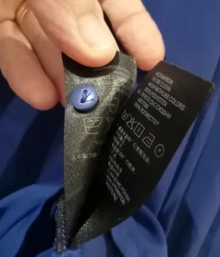 Camisa color entre violeta fuerte y azul electrico