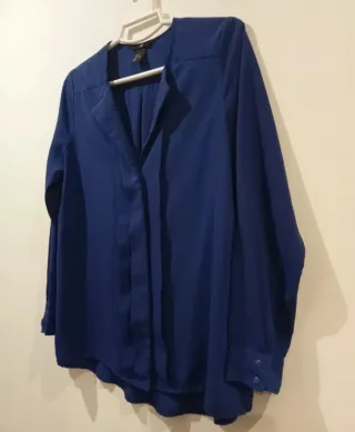 Camisa color entre violeta fuerte y azul electrico