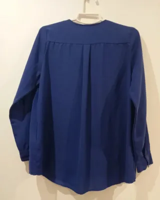 Camisa color entre violeta fuerte y azul electrico