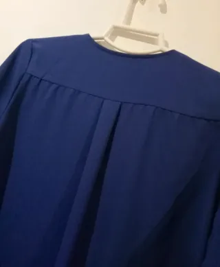 Camisa color entre violeta fuerte y azul electrico