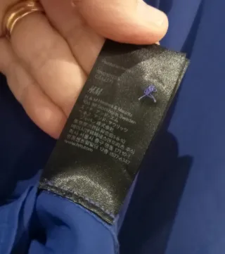 Camisa color entre violeta fuerte y azul electrico