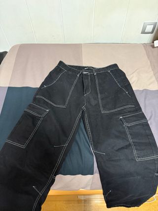 Pantalón vaquero negro con costuras blancas