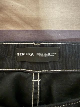 Pantalón vaquero negro con costuras blancas