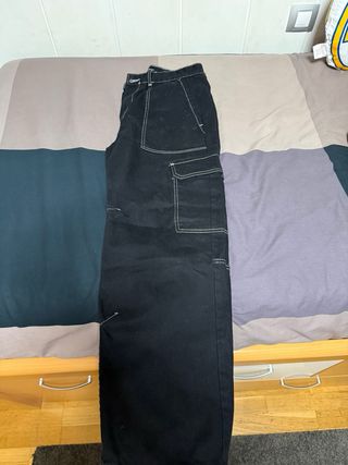 Pantalón vaquero negro con costuras blancas