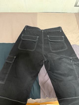 Pantalón vaquero negro con costuras blancas