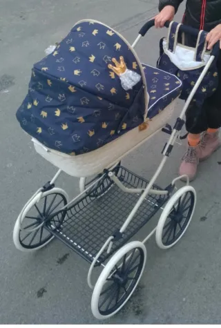 Carrito de muñecas con capota de coronas