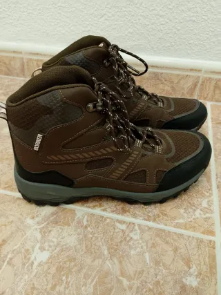 Botas de montaña marrones