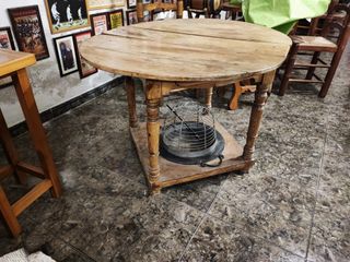 Mesa antigua de madera con brasero