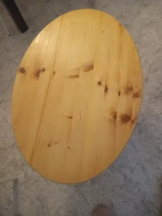 Mesa de madera con patas negras
