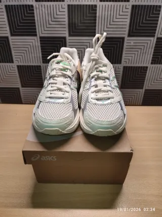 Zapatillas Asics Blancas y Verdes