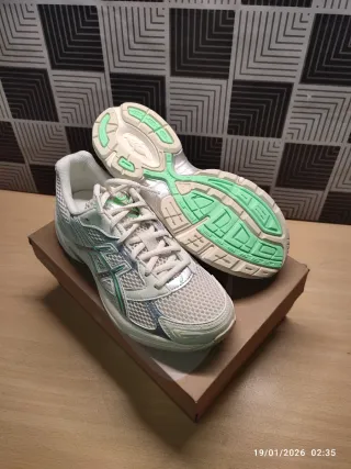 Zapatillas Asics Blancas y Verdes