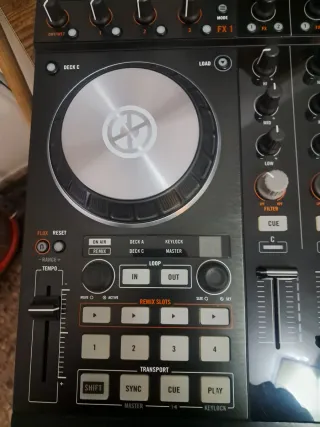 Controlador DJ Traktor Kontrol S4