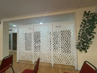 Paneles decorativos y acústicos, biombos y estante