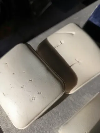 4 expositores pendientes polipiel y PVC