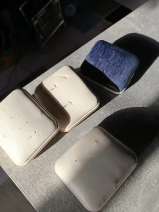 4 expositores pendientes polipiel y PVC