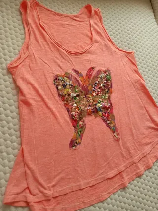 Camiseta coral con mariposa de lentejuelas