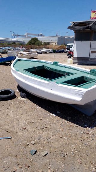 Bote de madera enfibrado y con motor