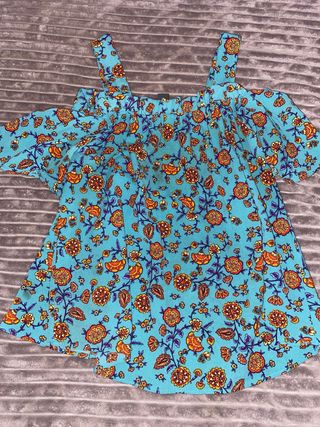 Blusa azul con estampado floral