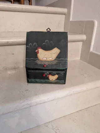 Mobiletto in legno decorato con galline