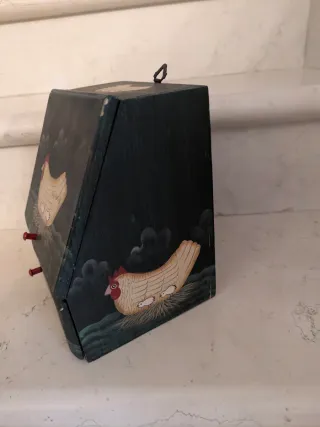 Mobiletto in legno decorato con galline