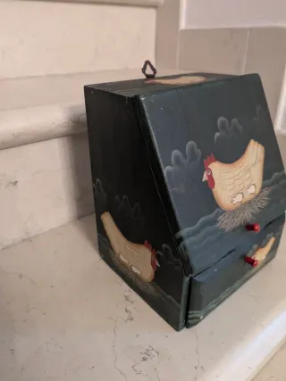 Mobiletto in legno decorato con galline