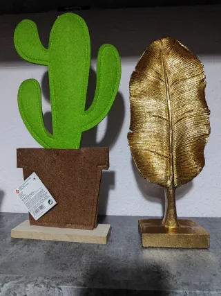 Decoración hoja dorada y cactus