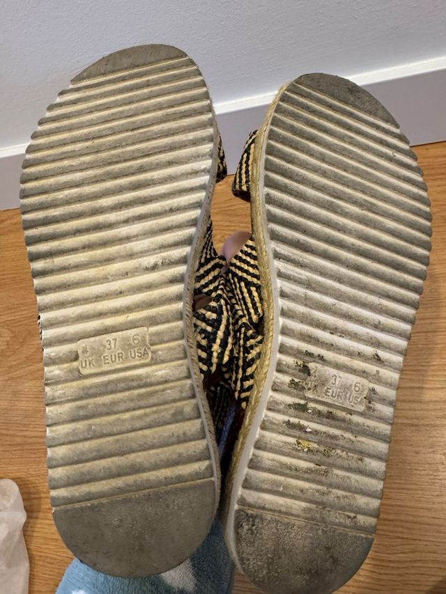 Sandalias con estampado geométrico