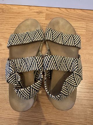 Sandalias con estampado geométrico