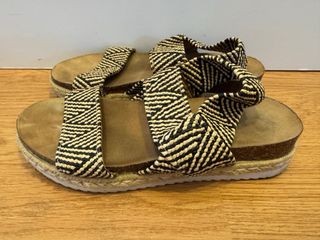 Sandalias con estampado geométrico