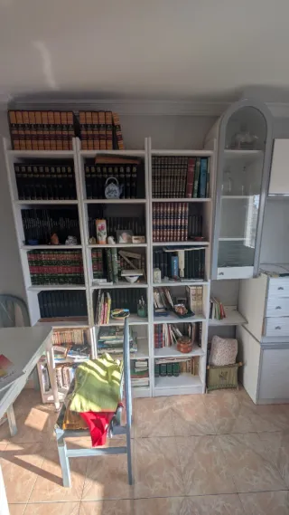 Armario blanco de madera