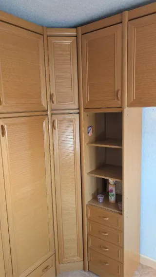 Armario de madera con luces