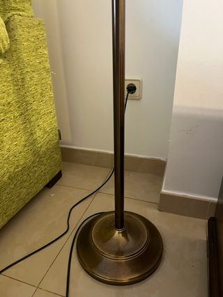 Lámpara de pie beige y dorada