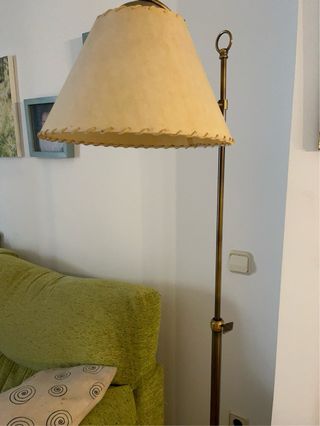 Lámpara de pie beige y dorada