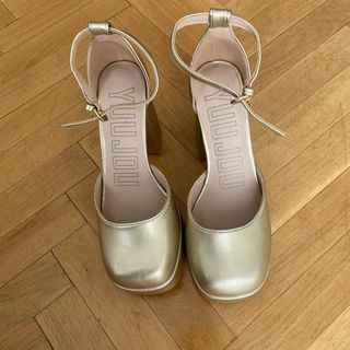 Zapatos dorados de plataforma con correa