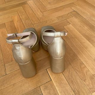 Zapatos dorados de plataforma con correa