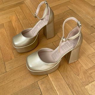 Zapatos dorados de plataforma con correa