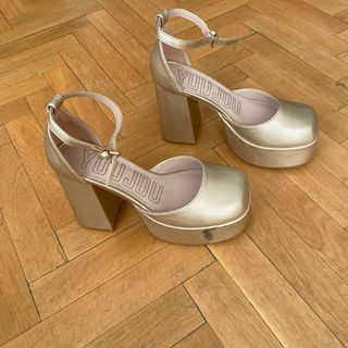 Zapatos dorados de plataforma con correa