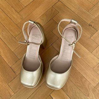 Zapatos dorados de plataforma con correa